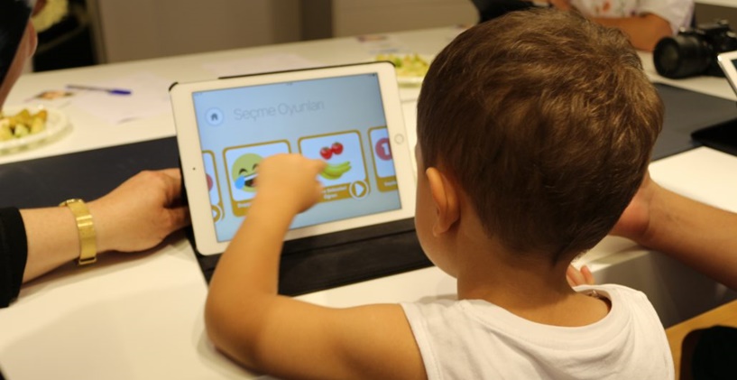 Bir AAC Cihazı Konuşmanızı Geliştirmenize Nasıl Yardımcı Olabilir?