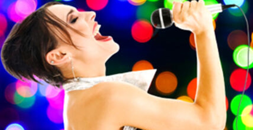 Konuşma veya Şarkı Söyleme Sesinizi Geliştirmek için Yapabileceğiniz 9 Sağlıklı Alışkanlık