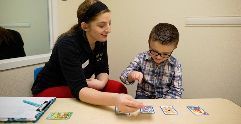 Bir Dil ve Konuşma Terapisti İletişim Bozukluğu Olan Çocuklara Nasıl Yardımcı Olur