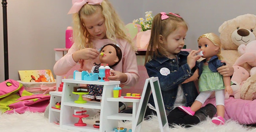 Kilometre Taşları: Oyuncak Bebeklerini Besleyen Çocuklar