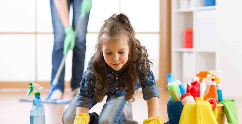 Küçük Çocuğunuza Ev İşlerinin Anlamını Öğretmek