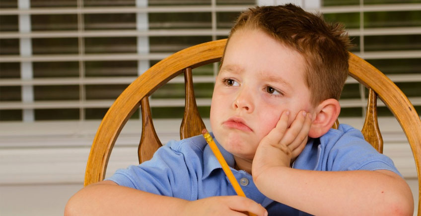 Yazmaya Küsen Çocuk