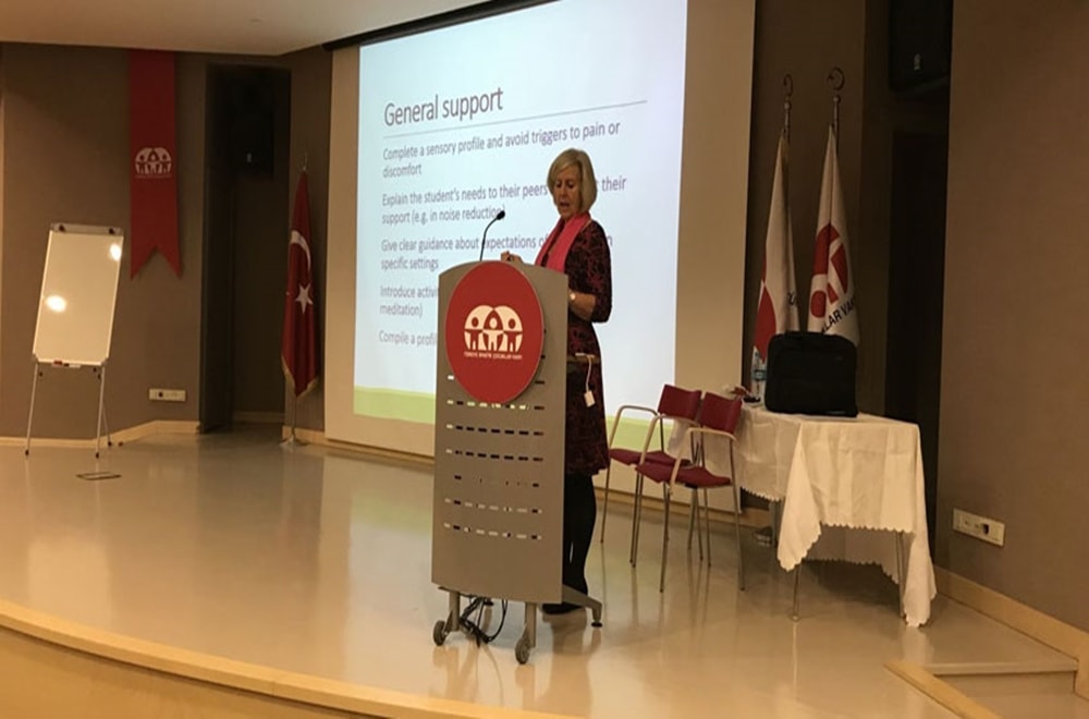 Doç. Dr. Anne EMERSON’dan Otizmli Bireylerde Dil Gelişimi Desteği Semineri
